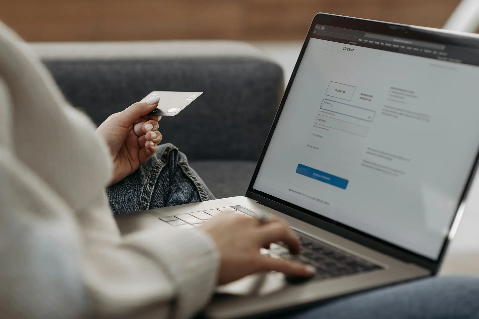 Persona pagando su renta en línea con tarjeta de crédito desde una laptop